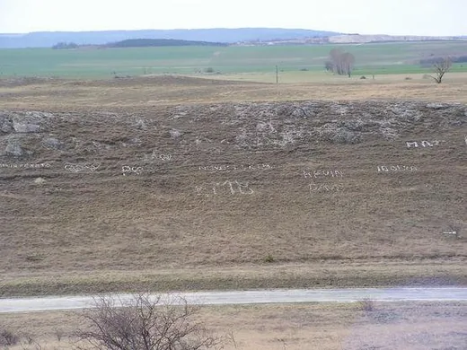 'Üzenő domb' cikk borítóképe