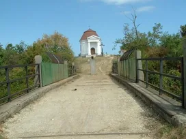 Stációk és a Kálvária fehér kápolnája borítóképe