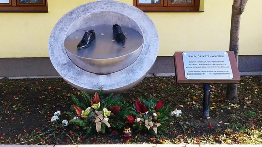 'Komár László emlékhely' cikk borítóképe