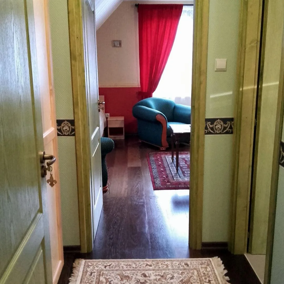 Emeleti háromágyas szoba