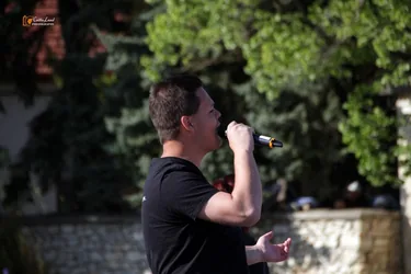 "Maradj otthon" a Petőfi Színház jön el! Online is!