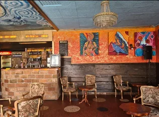 Nyitóbuli festményekkel, sok zenével és rally-őrültekkel. borítóképe