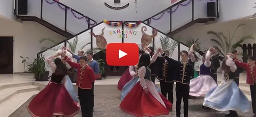 'Végzős diákok palotás tánca' cikk borítóképe