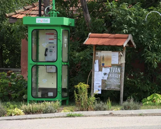 'Nyílvános telefonfülke' cikk borítóképe