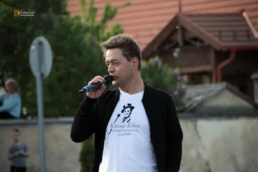 "Maradj otthon" a Petőfi Színház jön el! Online is!