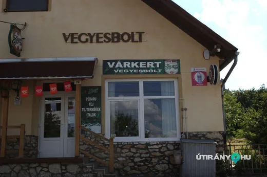 'Várkert vegyesbolt' cikk borítóképe