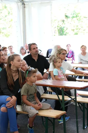 Mozog a falu!