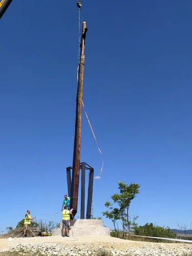 Fotó: Boros József fafaragó, az állítás pillanatai