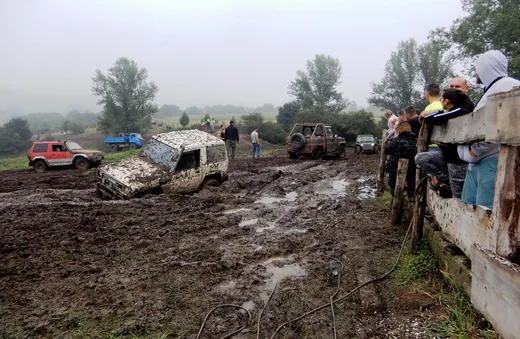 'Sárdagasztás és közösségi lét okostelefon helyett valós élmények' cikk borítóképe