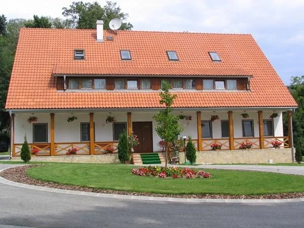 Alsópere Park szálló