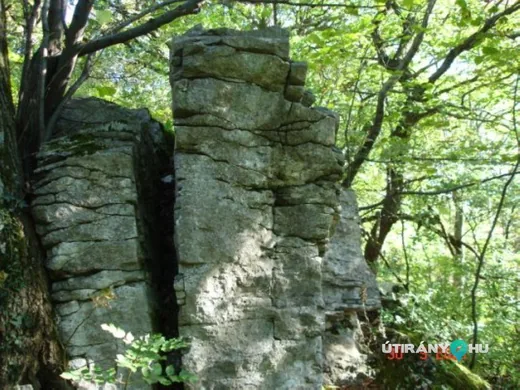 'Pápalátó-kő' cikk borítóképe