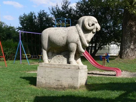 'Kos-szobor' cikk borítóképe