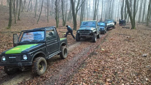 'Off- Road Kiállítás és Be' cikk borítóképe