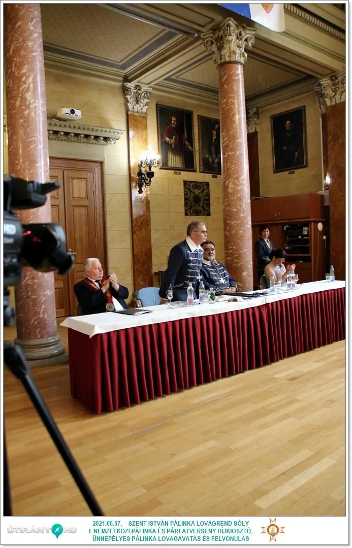 Díjkiosztó, szentelés, avatás, felvonulás