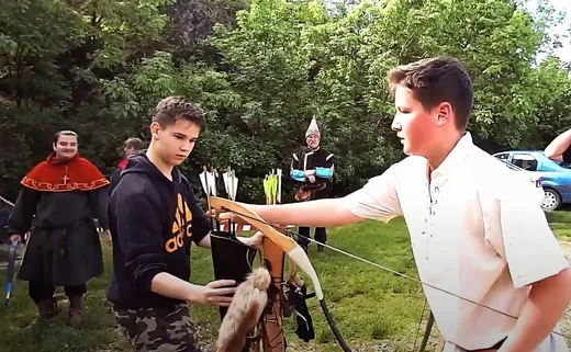 'HÍRVIVŐK VIADALA' cikk borítóképe