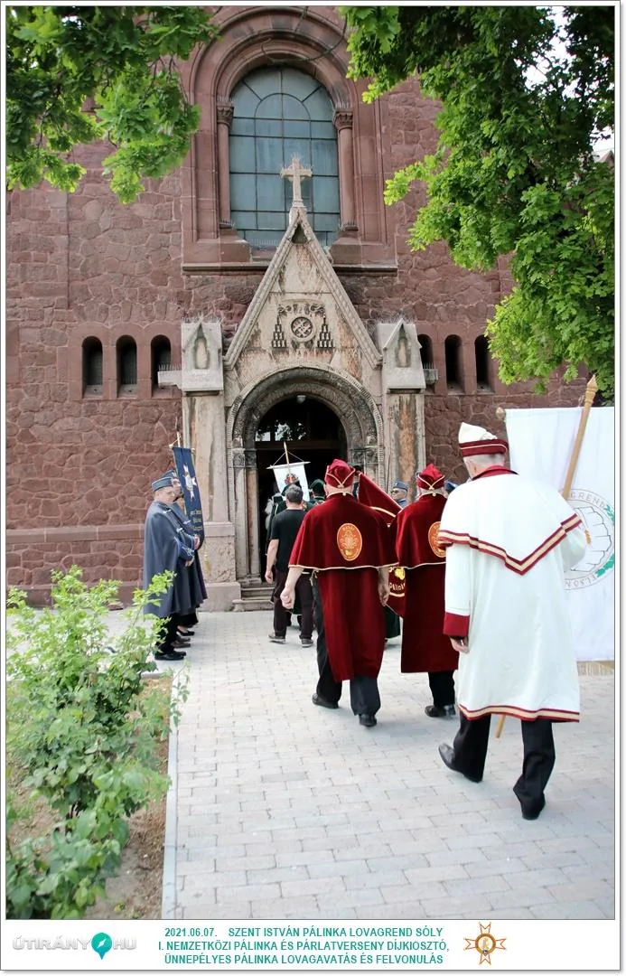 Díjkiosztó, szentelés, avatás, felvonulás