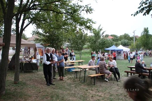 'Öskün is felvette már köpenyét a nyár' cikk borítóképe