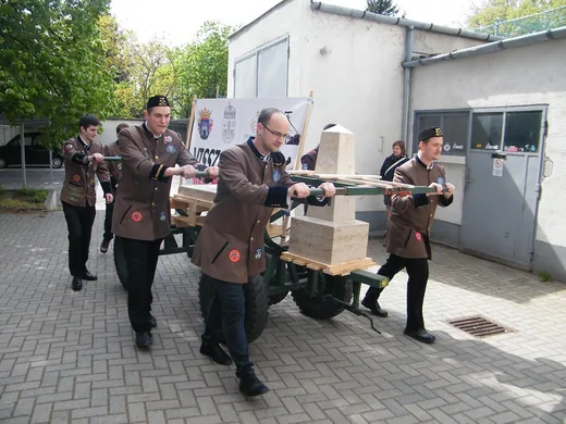 'Bakonycsernyén jár már az obeliszk!' cikk borítóképe