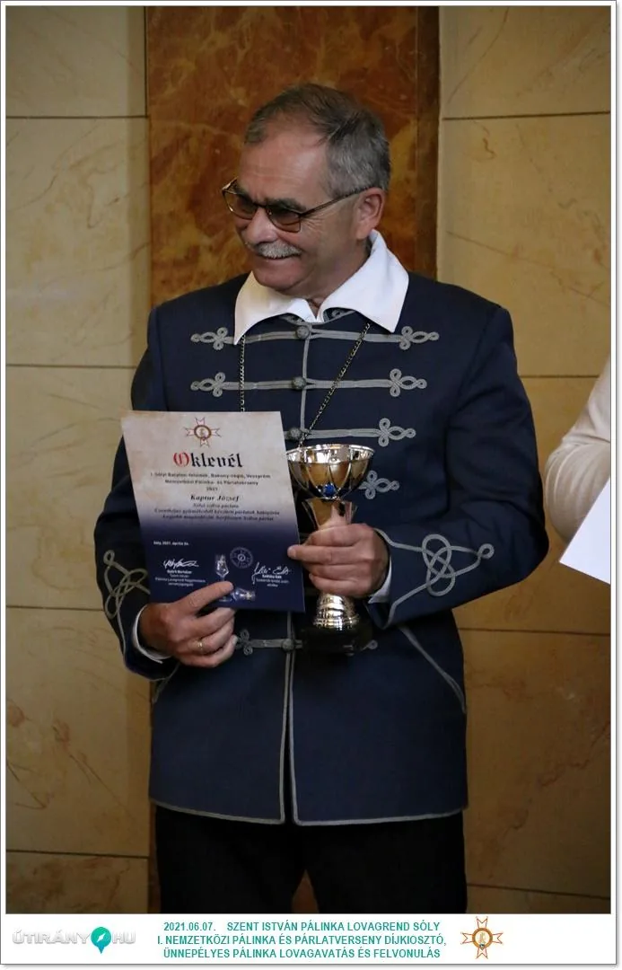 Díjkiosztó, szentelés, avatás, felvonulás