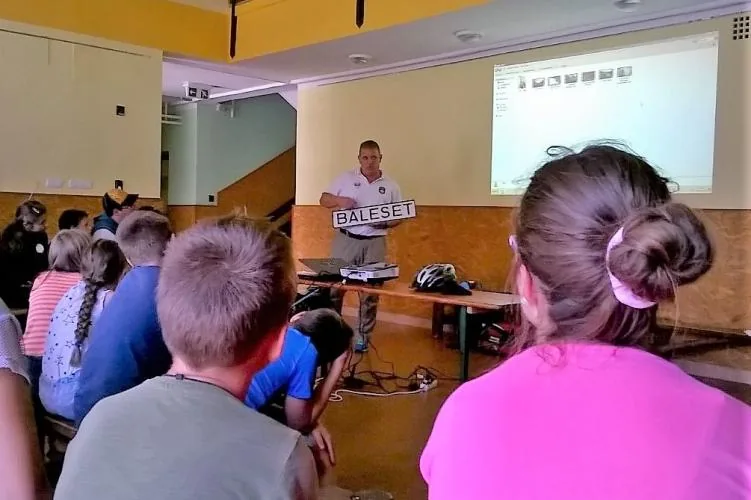 Biztonságos közlekedés, biztonságos túrázás, tábori képek