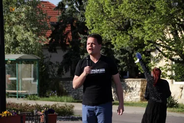 "Maradj otthon" a Petőfi Színház jön el! Online is!
