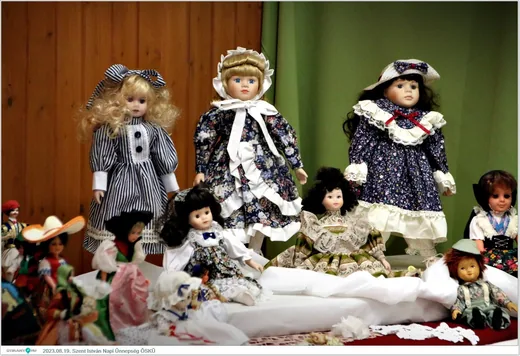 'Babakiállítás' cikk borítóképe