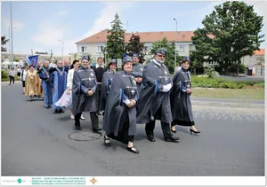 Díjkiosztó, szentelés, avatás, felvonulás