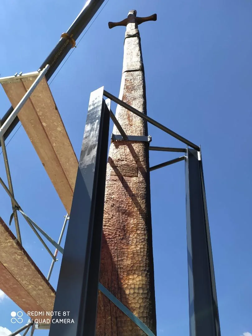 Fotó: Boros József fafaragó, az állítás pillanatai