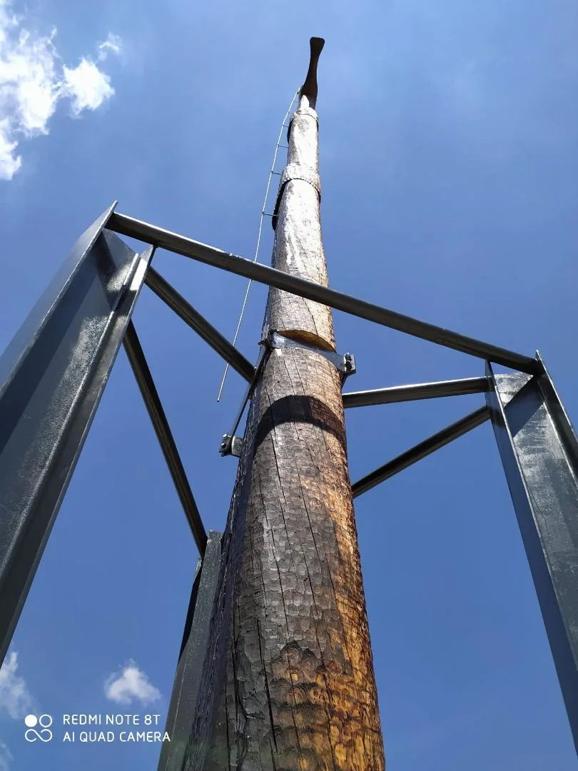 Fotó: Boros József fafaragó, az állítás pillanatai